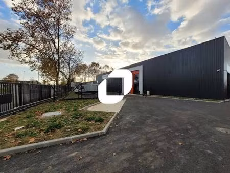 location local d'activités 415 m²