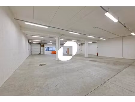 location local d'activités 1 241 m²