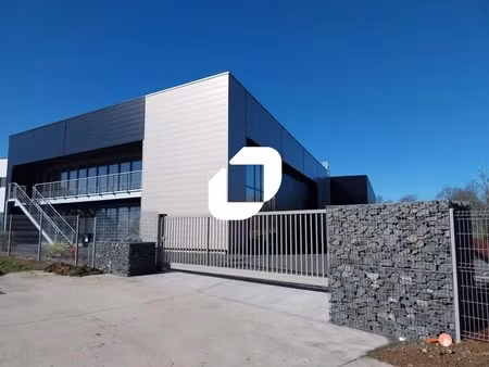 location local d'activités 930 m²