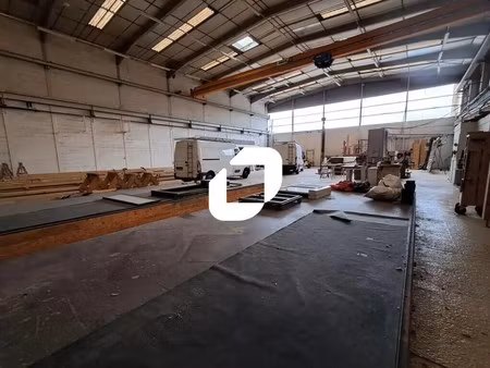 location local d'activités 920 m²