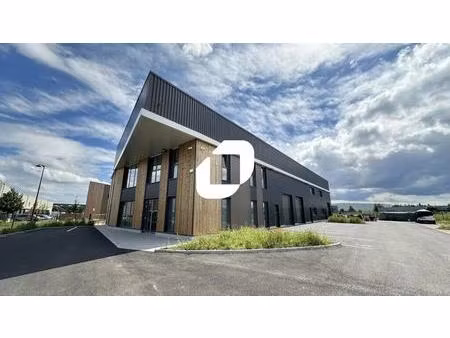 location local d'activités 209 m² à 458 m²