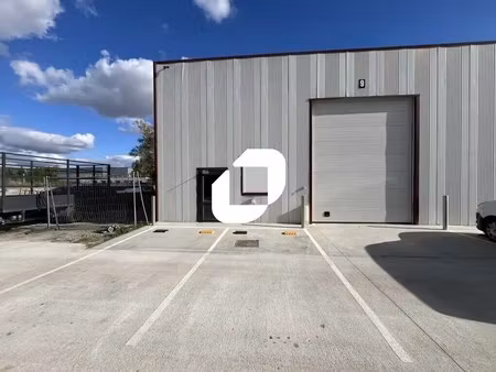 location local d'activités 250 m²