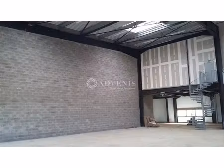 location local d'activités 421 m²