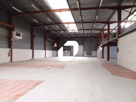 location local d'activités 1 726 m²