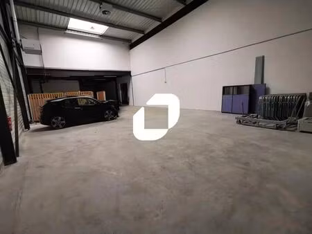 location local d'activités 416 m²