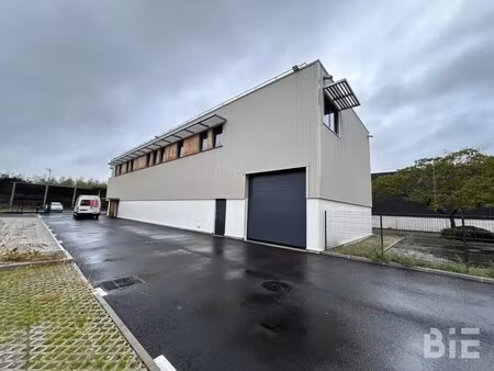 location local d'activités 588 m²