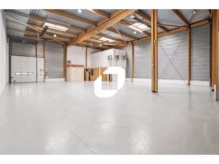 location local d'activités 902 m²