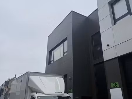 location local d'activités 250 m²