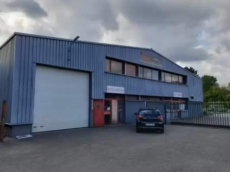 location local d'activités 2 700 m²