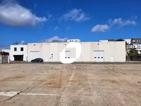 location local d'activités 600 m² à 2 670 m²