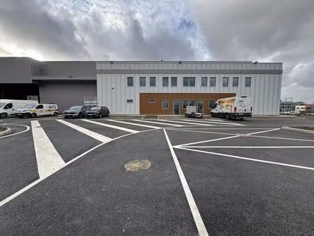 location local d'activités 689 m² à 1 540 m²