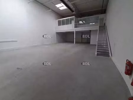 location local d'activités 293 m²