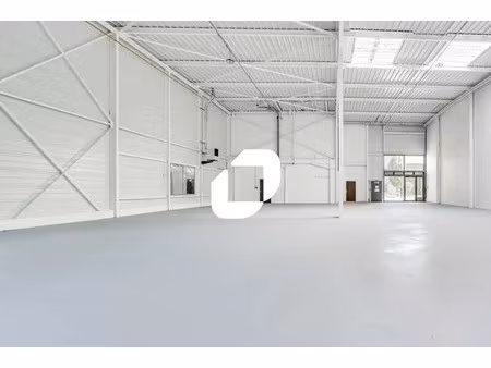 location local d'activités 991 m²
