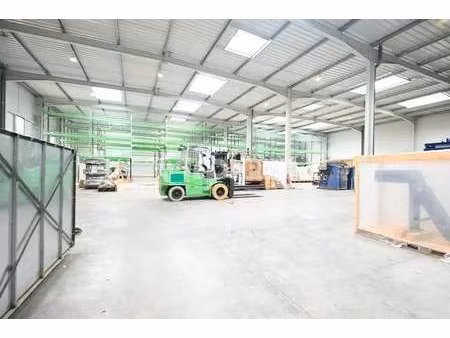 location local d'activités 1 740 m²
