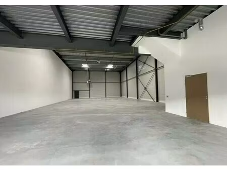 location local d'activités 926 m²