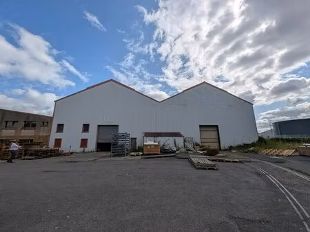 location local d'activités 2 340 m²