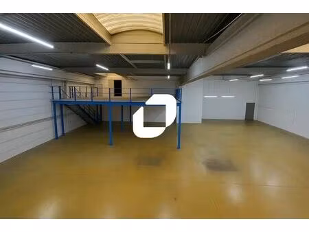 location local d'activités 852 m²