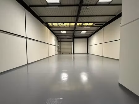 location local d'activités 369 m²