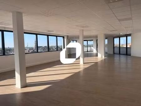 location bureaux 27 m² à 1 597 m²
