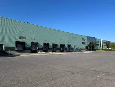 location entrepôt 9 210 m²