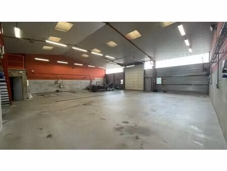 location local d'activités 438 m²