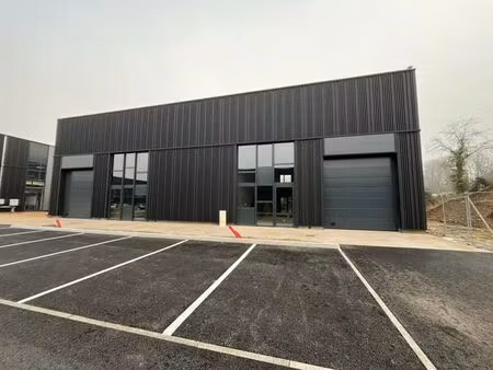 location local d'activités 303 m² à 760 m²