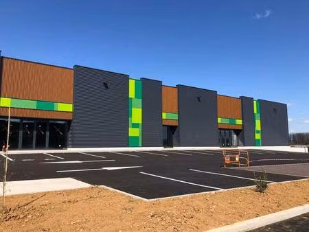 location local d'activités 779 m² à 2 950 m²