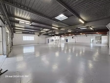 location local d'activités 615 m²