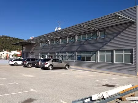 location local d’activités le luc 83340 2200m²