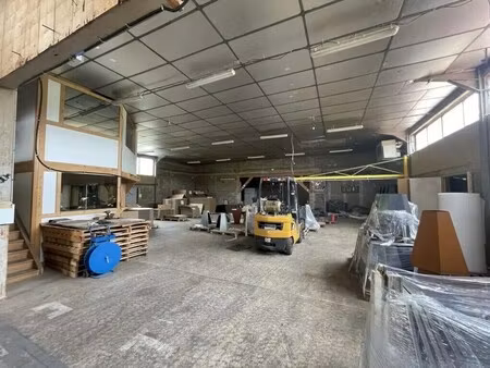 location local d'activités 586 m²