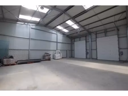 location local d'activités 200 m²