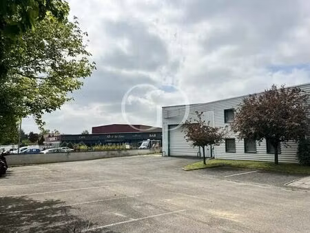 location local d'activités 712 m²
