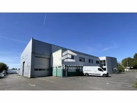 location local d'activités 916 m²