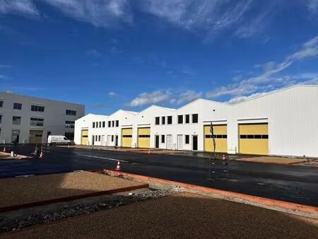 location local d'activités 324 m²