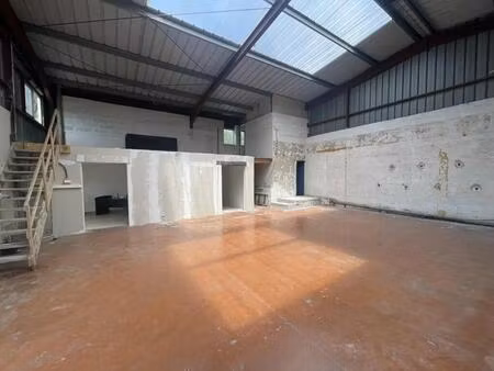 location entrepôt 150 m²