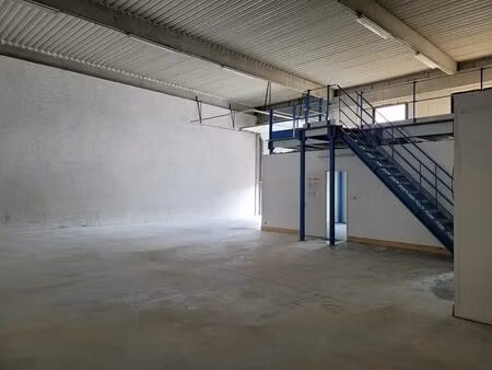 location entrepôt 228 m²