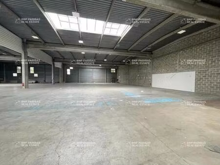 location local d'activités 600 m² à 1 400 m²