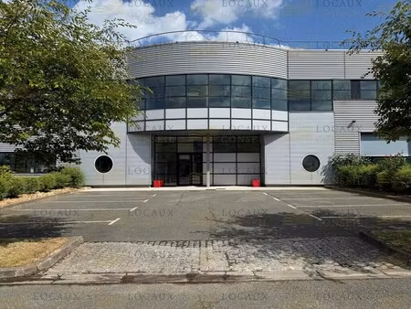 location local d'activités 948 m²