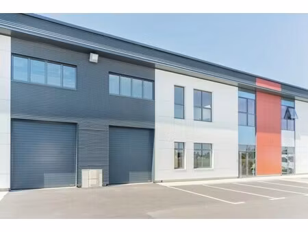 location local d'activités 242 m²