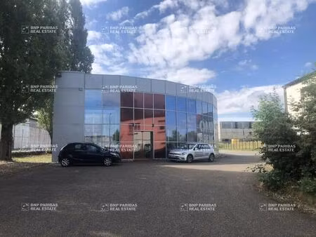 location local d'activités 840 m²