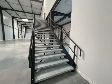 location local d'activités 441 m²