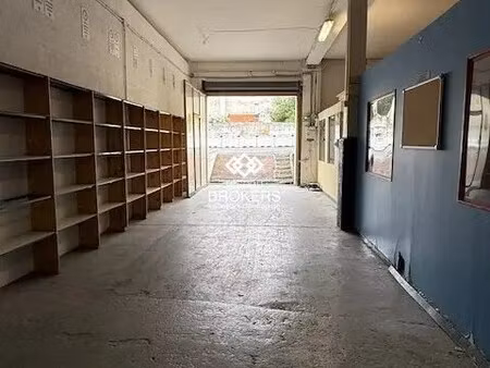 location entrepôt 213 m²