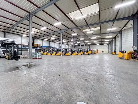 location local d'activités 550 m² à 2 330 m²