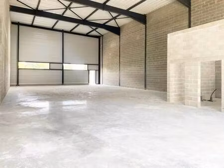 location local d'activités 300 m² à 1 200 m²