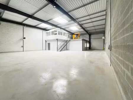 location local d'activités 550 m²