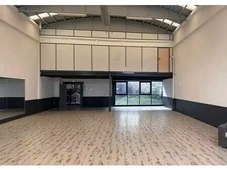 location local d'activités 239 m²