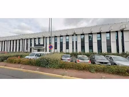 location local d'activités 561 m²