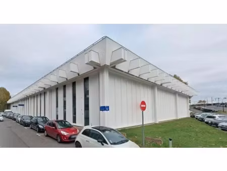 location local d'activités 933 m²