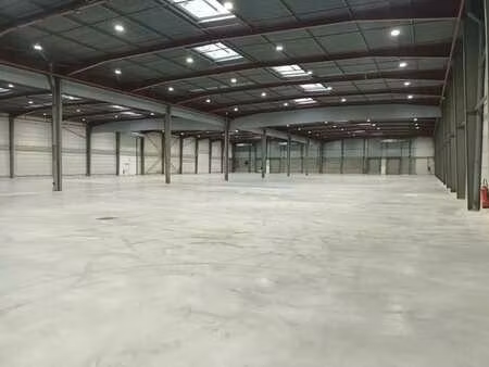 location entrepôt 10 610 m²