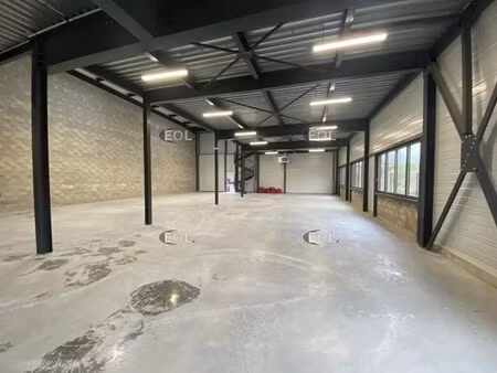 location local d'activités 808 m²